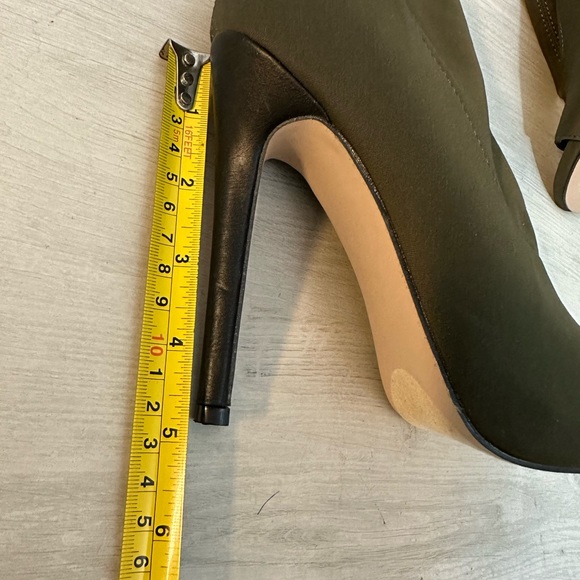 NWOB Shoe Dazzle olive green pumps open toe boots with a silver chain - Picture 12 of 12